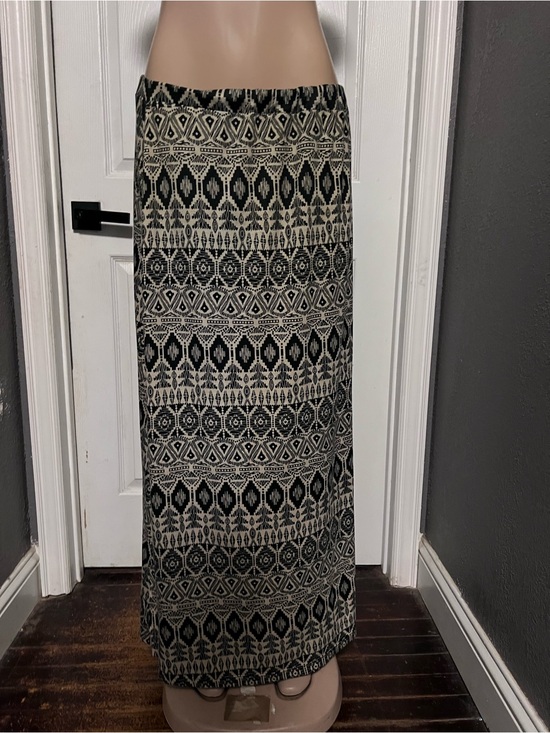 Mix & Co Dresses & Skirts - Tribal Patterned Black and Cream Maxi Skirt 2x